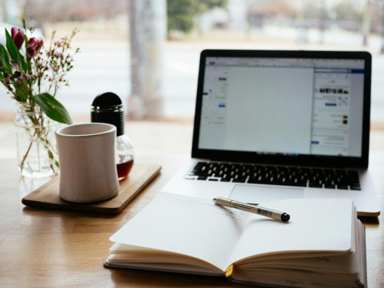 Personas trabajando en estrategias financieras